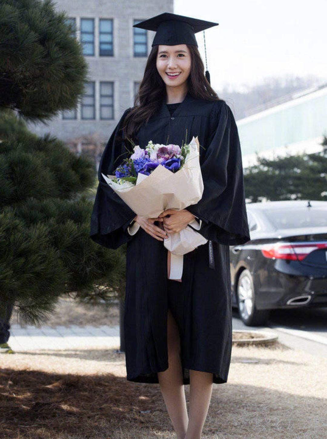 林允儿东国大学拍摄毕业照.