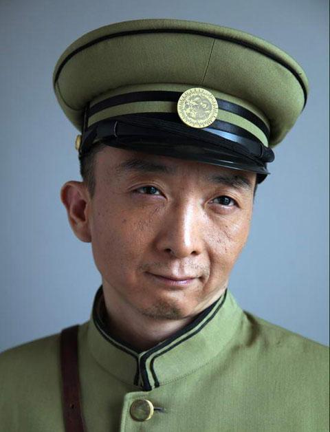 唱京剧出身,长得丑演24年配角凭《打狗棍》走红,对待妻子如初恋