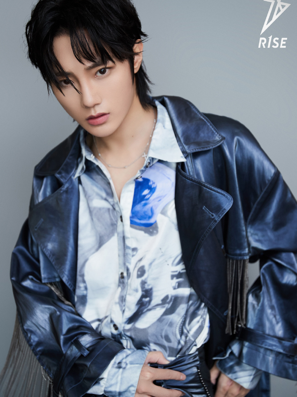 r1se男团全员挑战亮面造型,周震南穿出大佬范,何洛洛反差萌抢镜