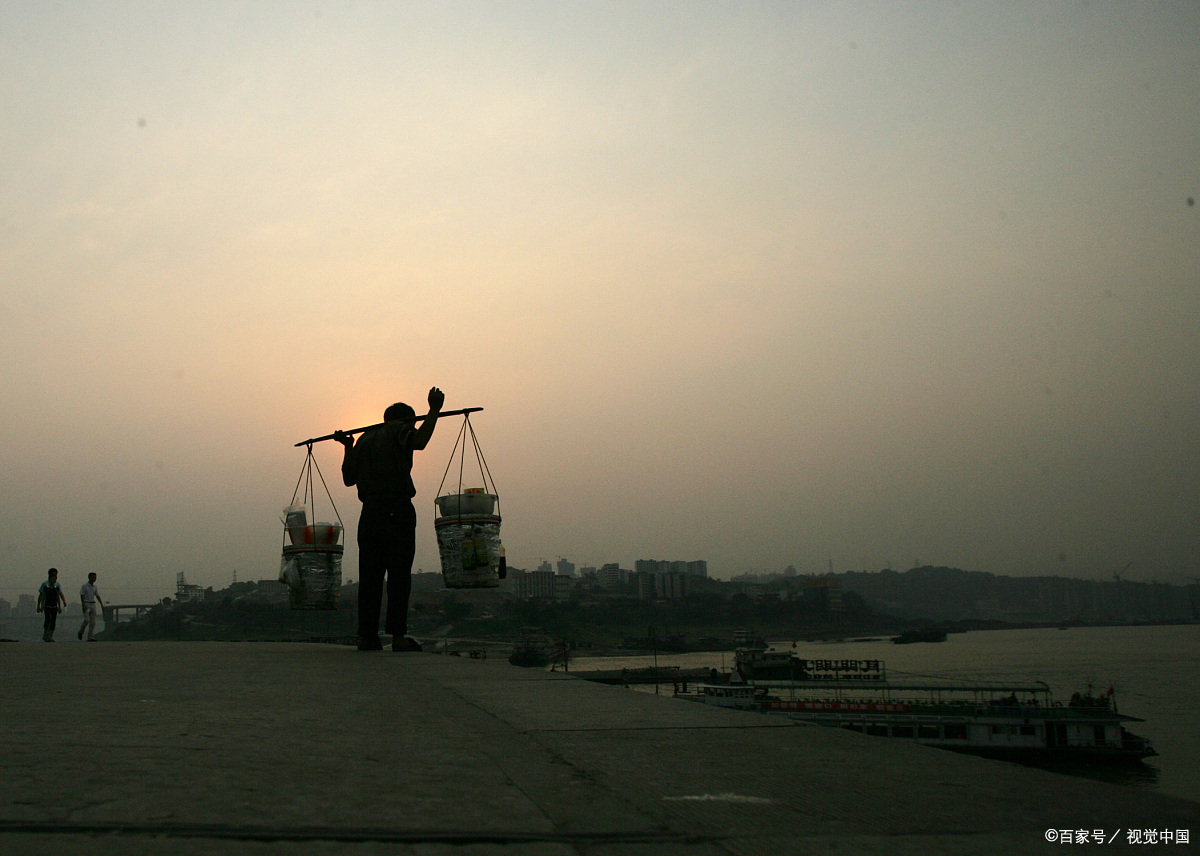 农民父亲用一根扁担把一双儿女挑进城