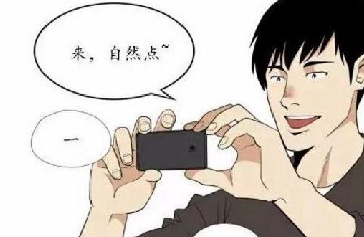 搞笑漫画:眼镜妹无意入镜,背后却做了这样的事?