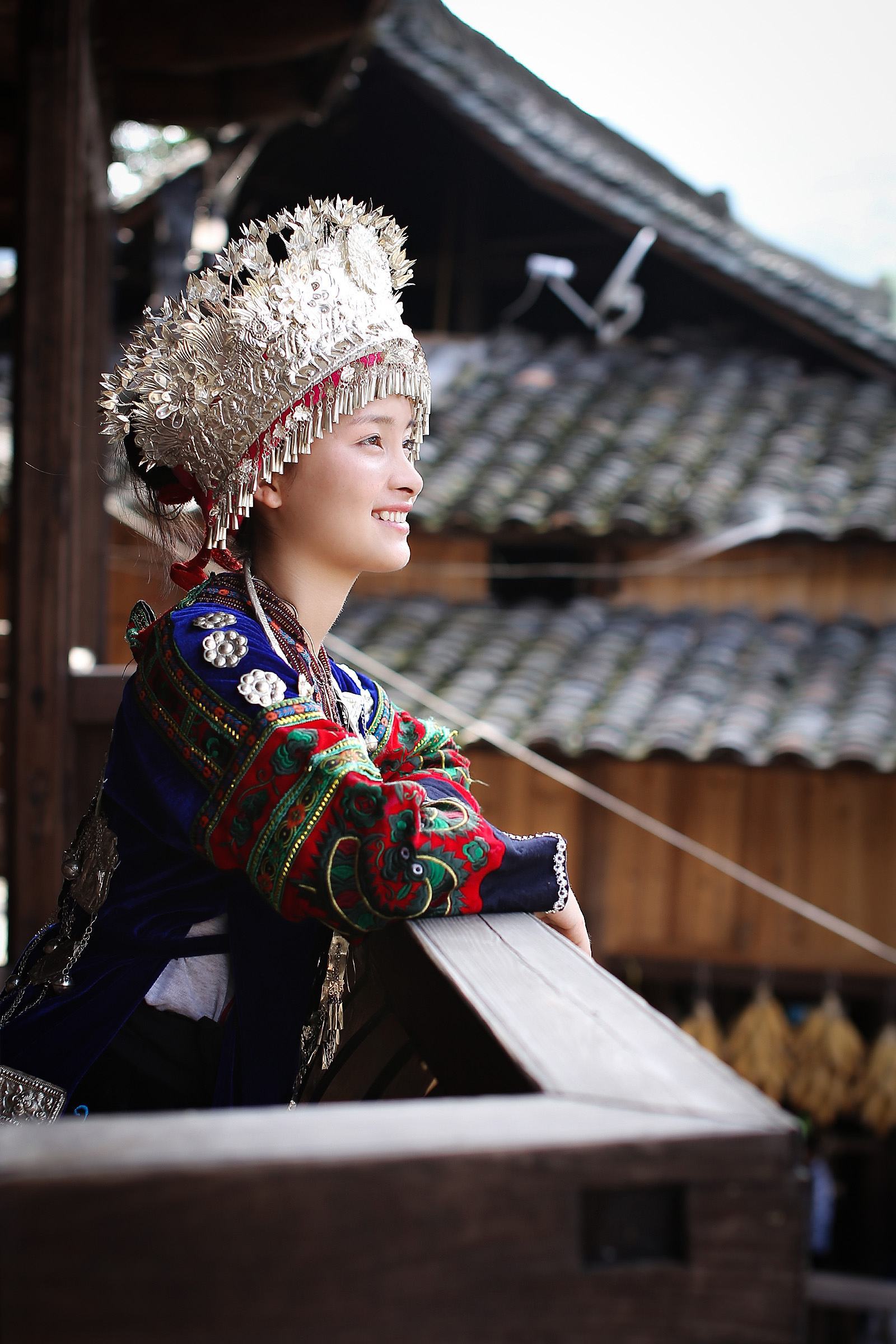 去苗寨旅游,苗族姑娘递给你一块"布,不要钱,但你万万不能接