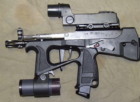 插弹匣,直接省去了弹匣凹槽的设计,这么做的好处在于简化枪支的结构