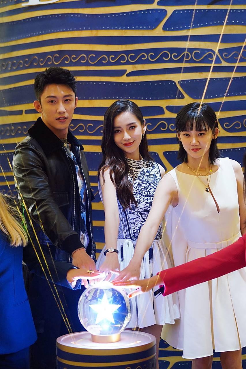 杨颖和苗苗的两次同框,杨颖没有什么变化,苗苗却越来越漂亮了[嘻嘻]!