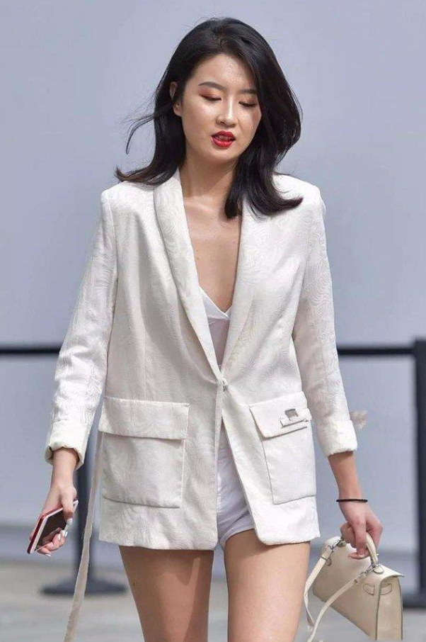 风情万种的少妇让人心动,身材丰腴,尽显成熟女人味 转载自百家号作者