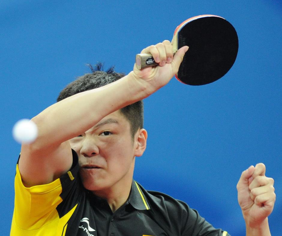 专业教练教你乒乓球横握拍的正确握法,利正手利反手握法都不合理