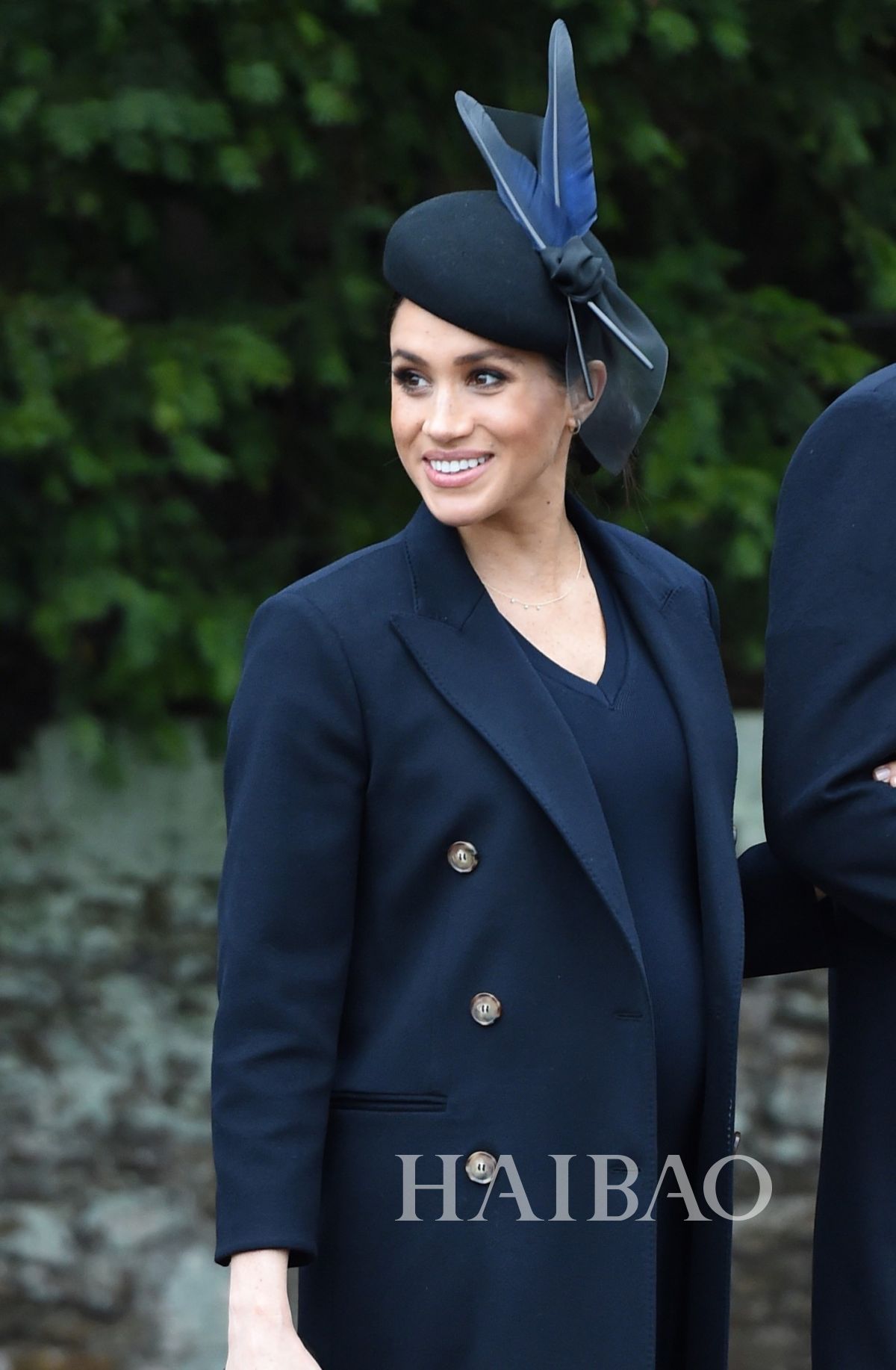 梅格汉·马克尔(meghan markle 英国金斯林街拍,深蓝色羽毛装饰礼帽