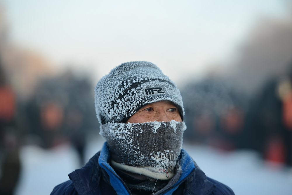 北方迎严寒,晨练市民头裹冰霜