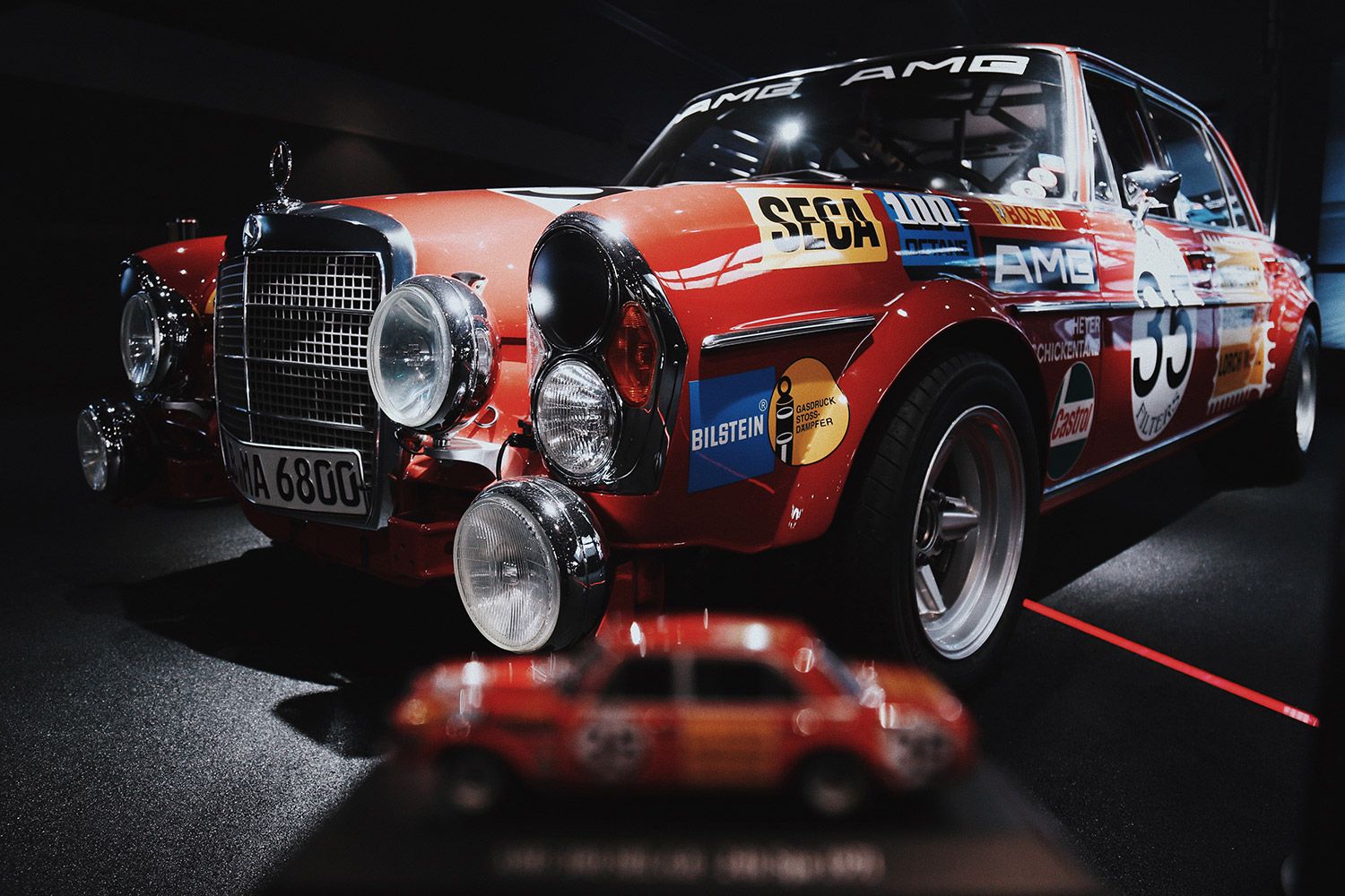 实拍鉴赏"红猪"奔驰300 sel 6.8 amg