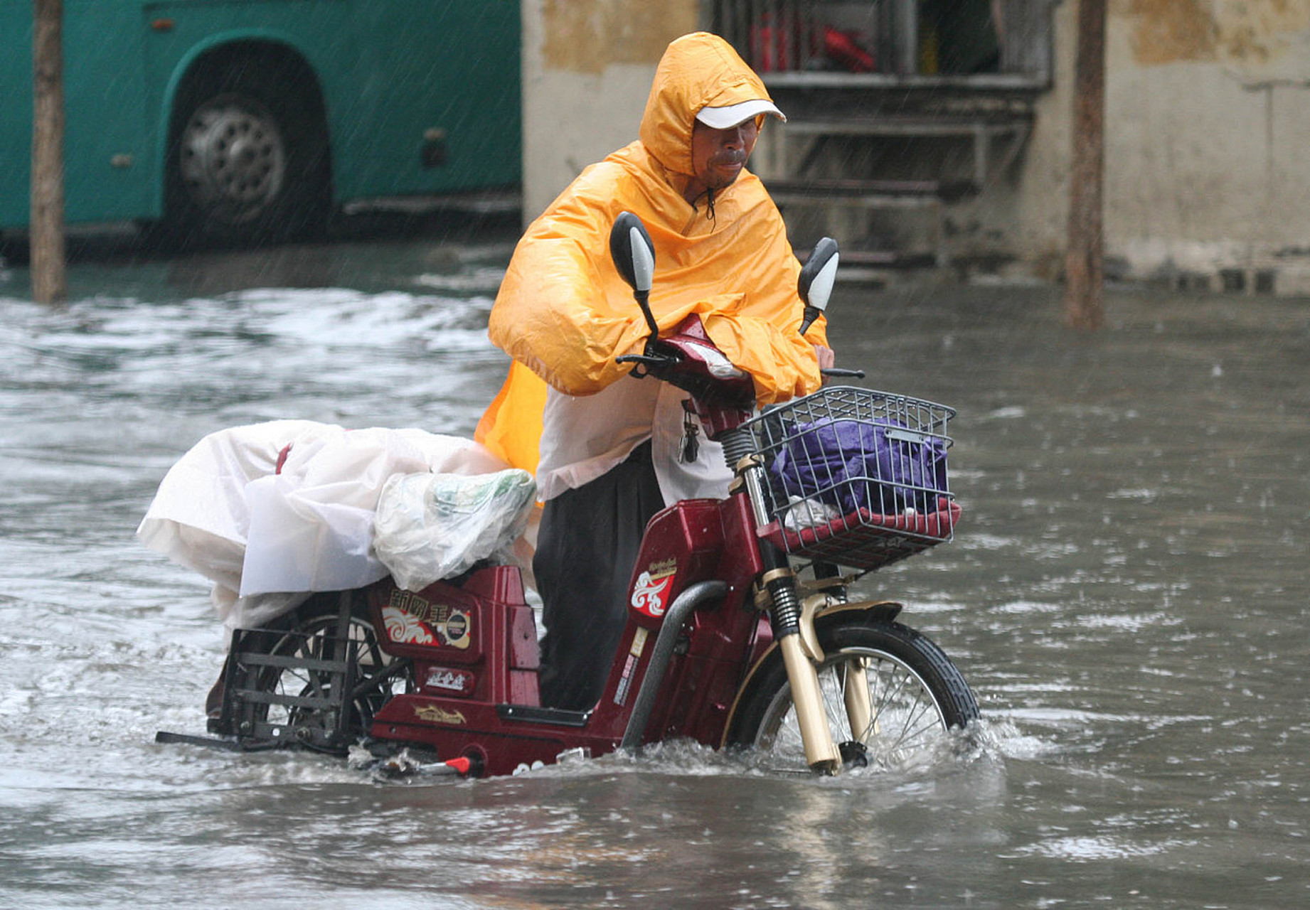 深圳外卖小哥暴雨中艰难前行# ,深圳外卖员趟积水艰