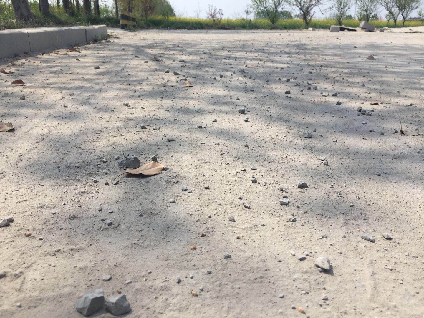 平舆建业工地商混车天天一路洒石子,愁坏环卫工