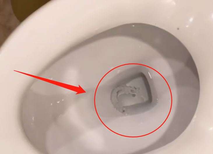 杨超越是真性情呀!牙套不小心掉进马桶,结果拿起来后继续用