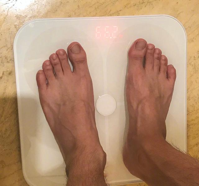 李易峰晒体重,双脚却意外抢镜,网友:这个脚指甲够我笑一年了
