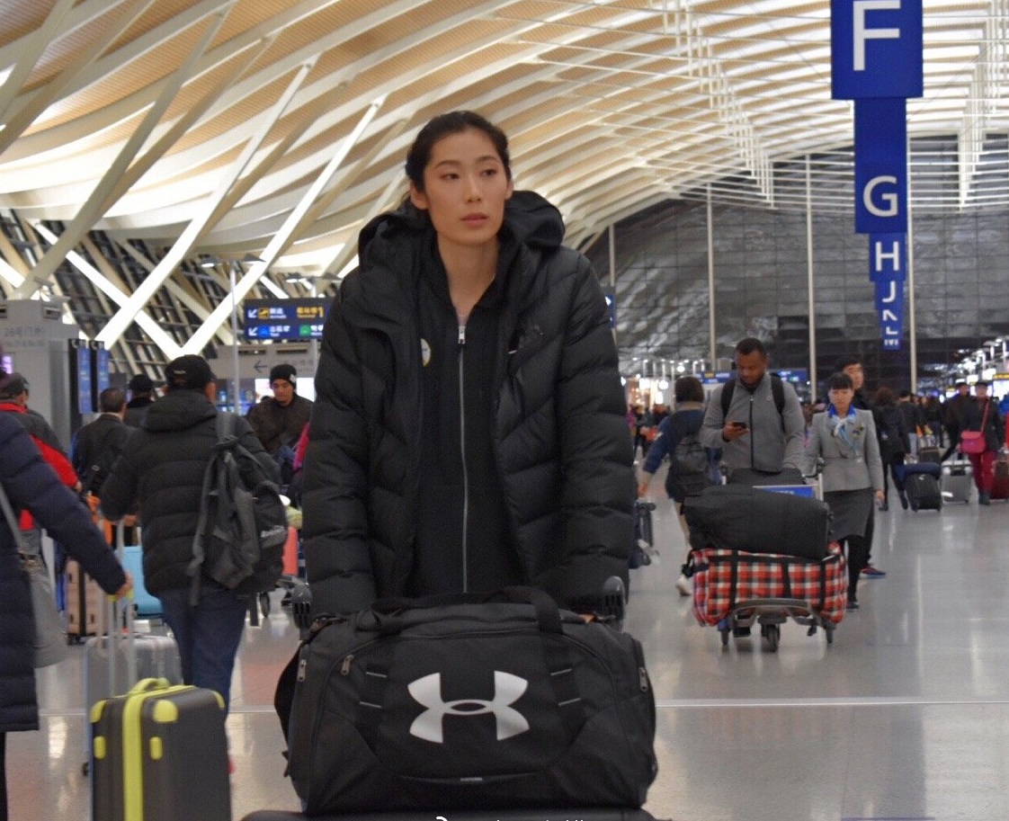 瓦基弗银行载誉而行!mvp朱婷妆容精致清丽帅气!