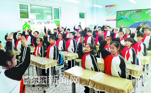 爱建学校小学四年六班的学生在开学第一课课堂上.