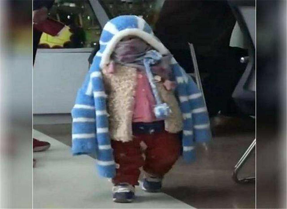 有种冷叫奶奶觉得你冷:"保暖奶奶"带孩子出门,把娃裹得只剩脸