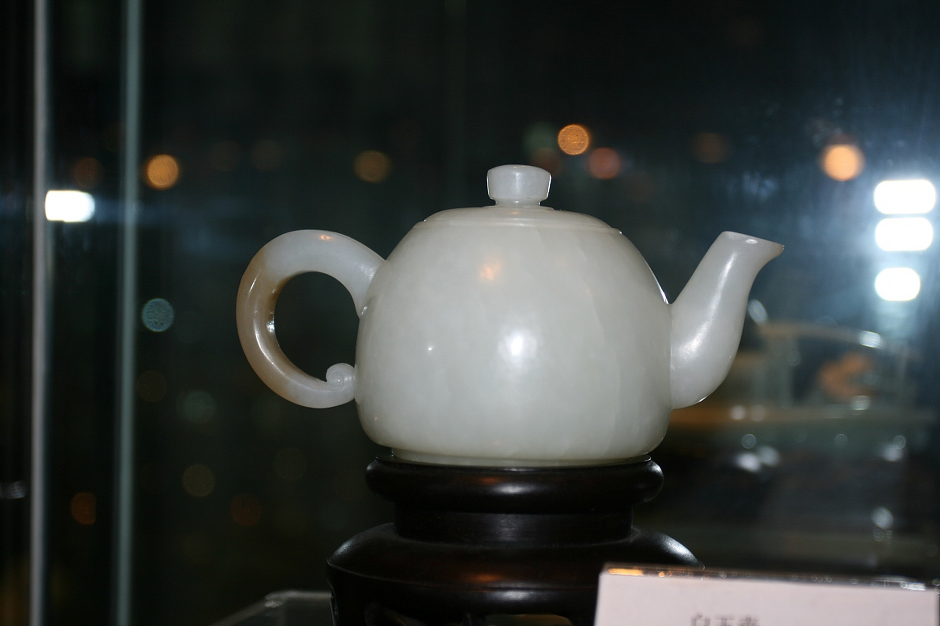 摘要:  和田玉茶壶白玉把把胡,以优质羊脂白玉制成,造型简约大方,线条