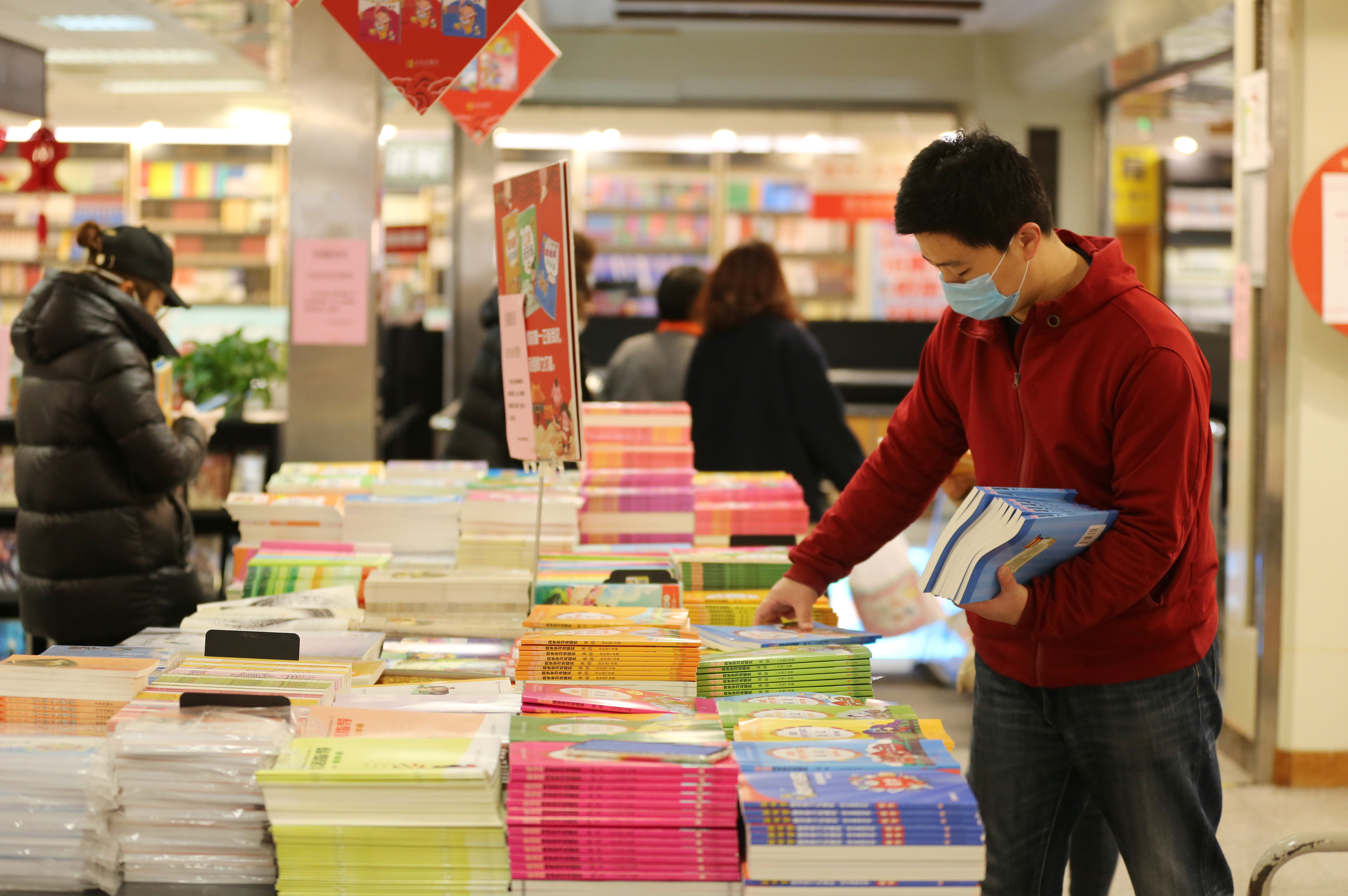2月27日,市民在香港中路青岛新华书店书城选购书籍.