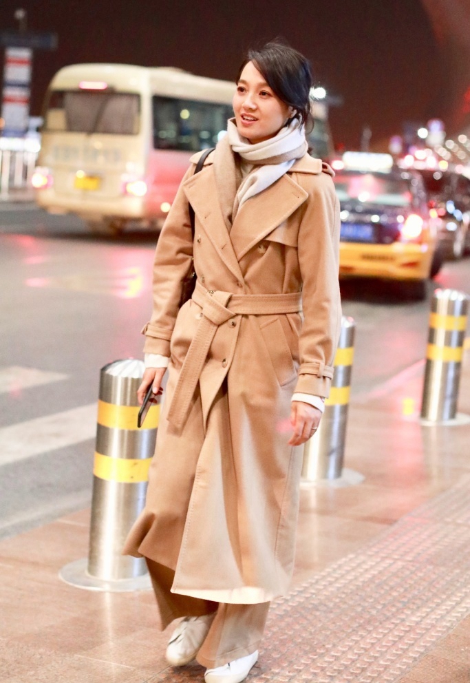 朱丹现身机场,驼色过膝大衣搭阔腿裤,170cm身高气质很出众!