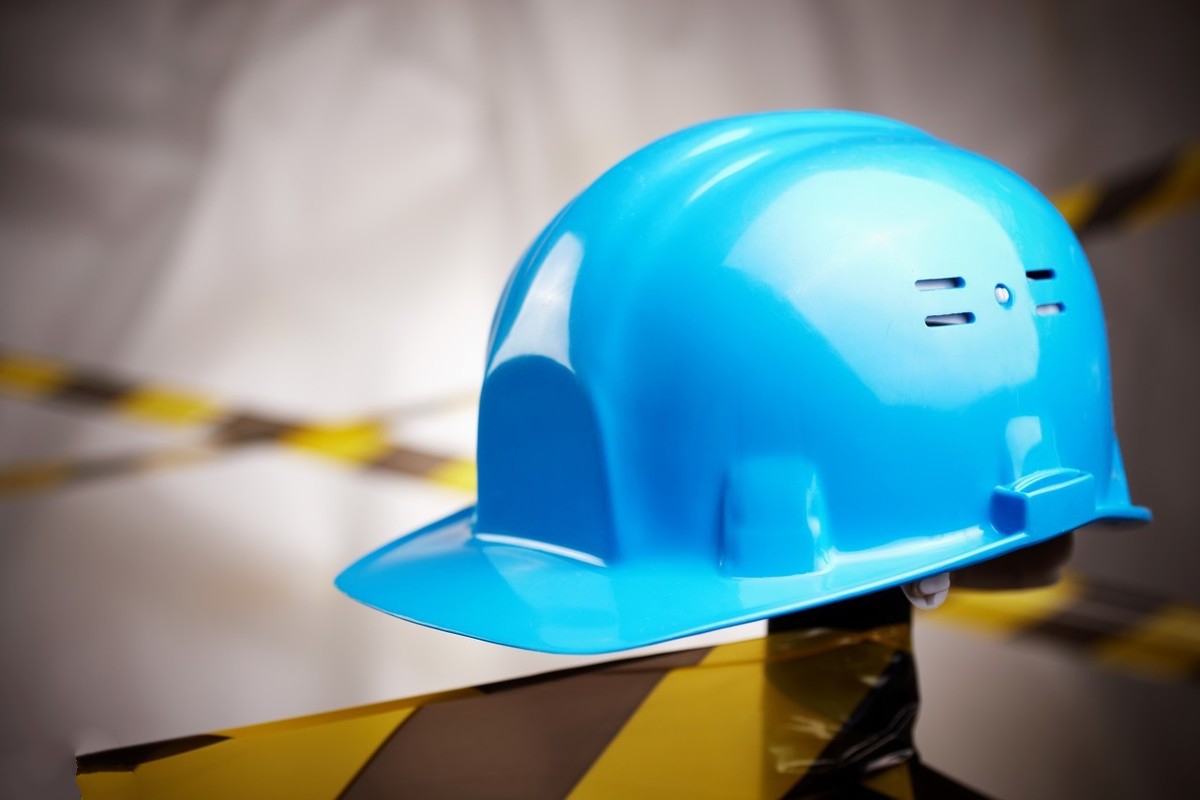 "一线工人安全帽"对碰"领导安全帽" 网友:5元一顶都没这么次