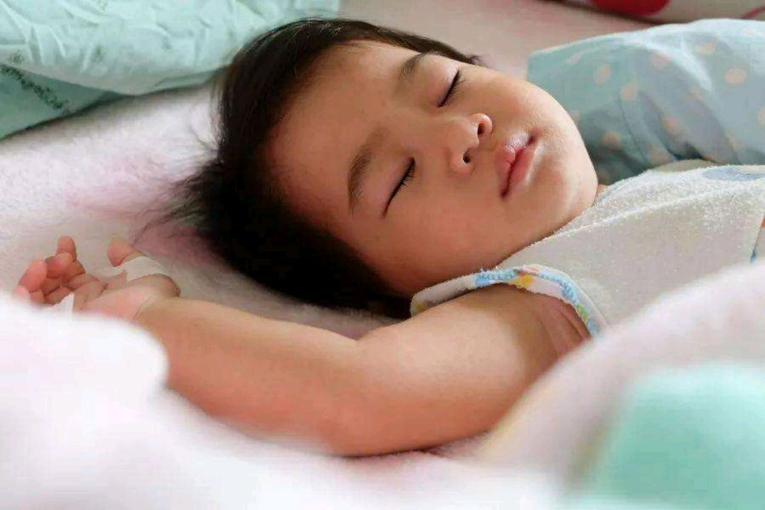 小宝宝睡觉时,为什么都是统一的"投降式"睡姿,需要干涉吗?