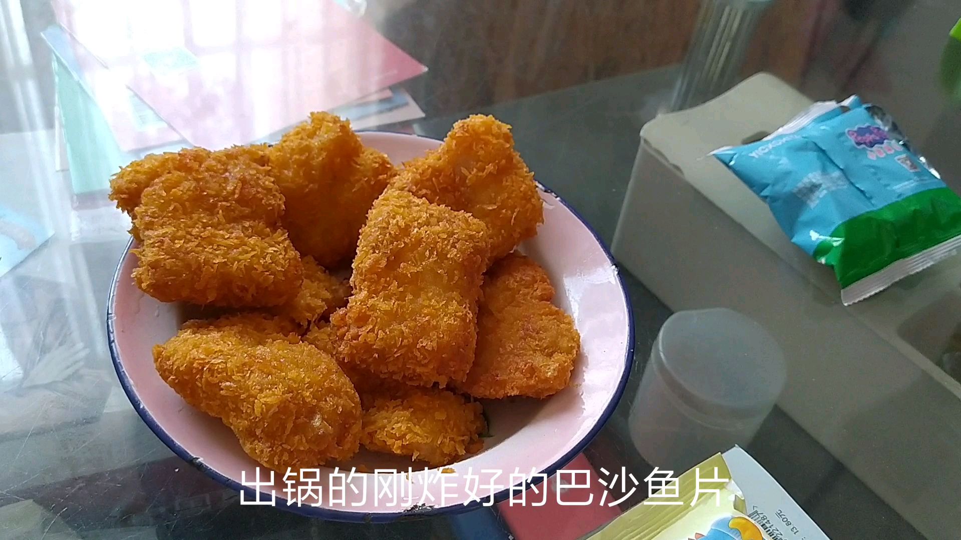 疫情期间,自己在家给宝宝炸巴沙鱼块,宝宝吃了一块又一块,真香