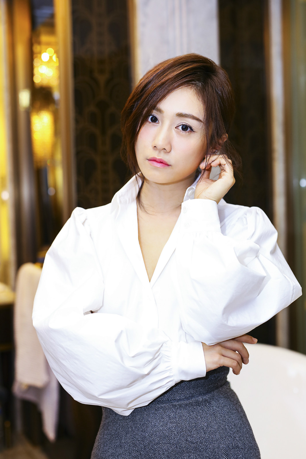 刘芸粉嫩出镜秀身材,雪白肌肤配上波浪长发女人味十足