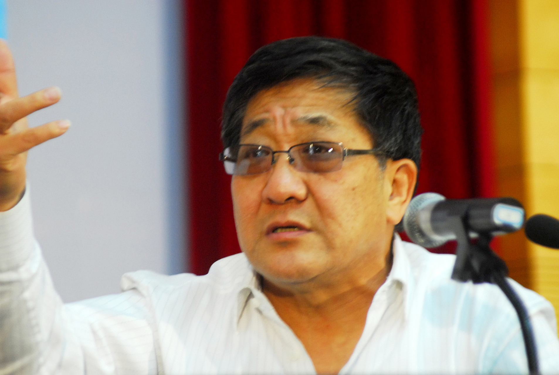 北京首富王靖通过复杂财务操作使信威集团扭亏为盈,但公司财务脆弱