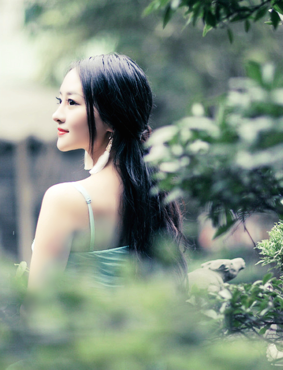 镜头下一个那秀发飘逸的水灵可爱姑娘