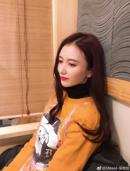 snh48-吴哲晗临近过年吃烤肉,女神表示只要有肉就开心!