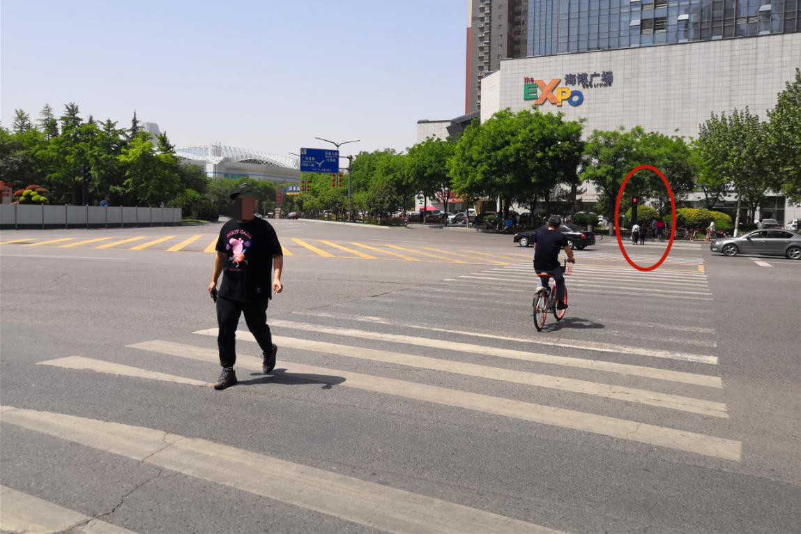 西安一斑马线宽50米,绿灯仅20秒,行人为通过只得闯红灯