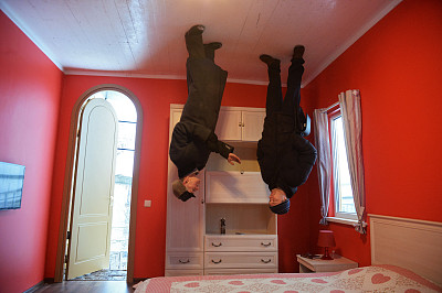 俄罗斯莫斯科颠倒的房子,人站在里面就像倒立着一样