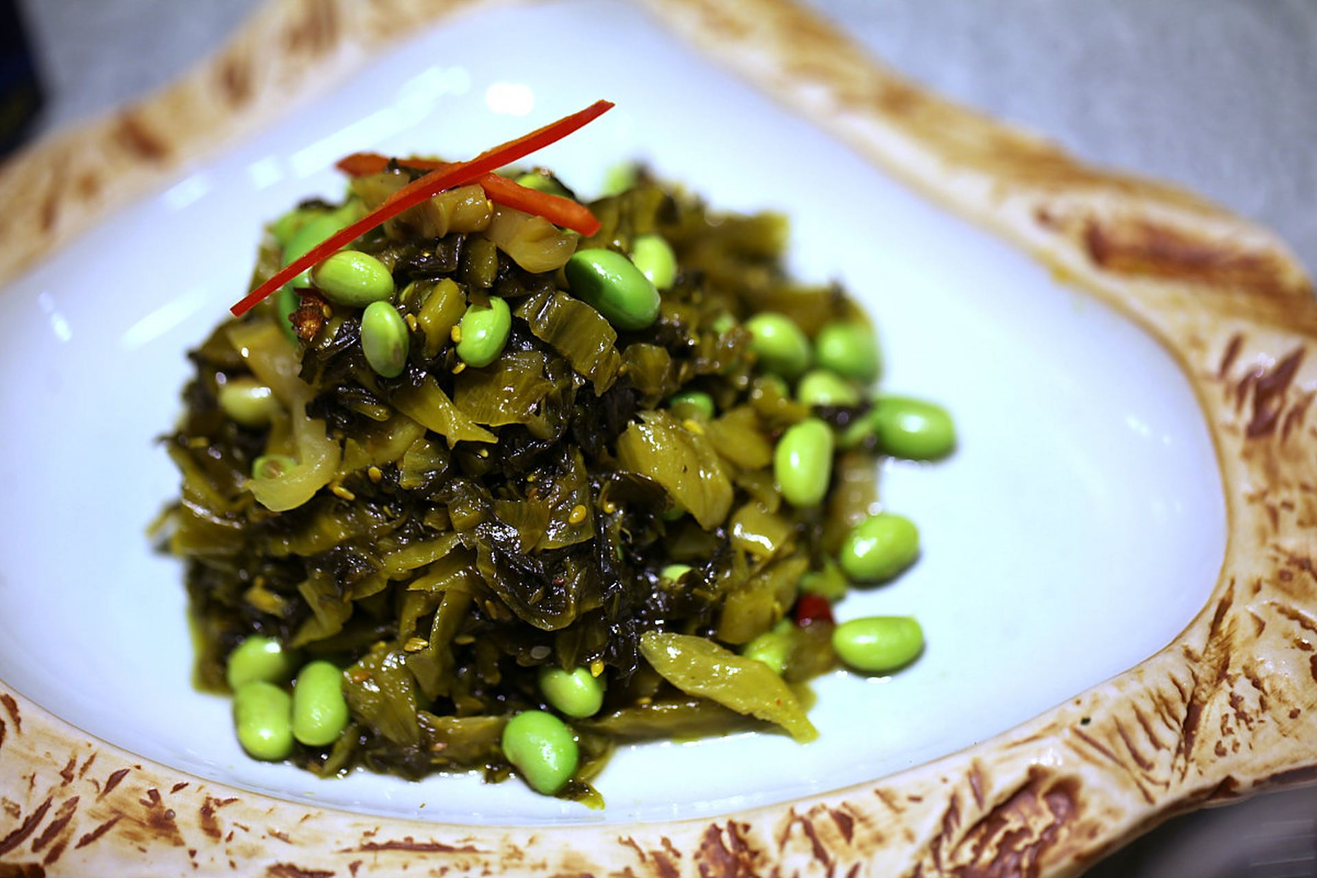 雪菜拌毛豆是一道非常开胃的小菜,口感酸爽,做法简单,食材也十分常见.