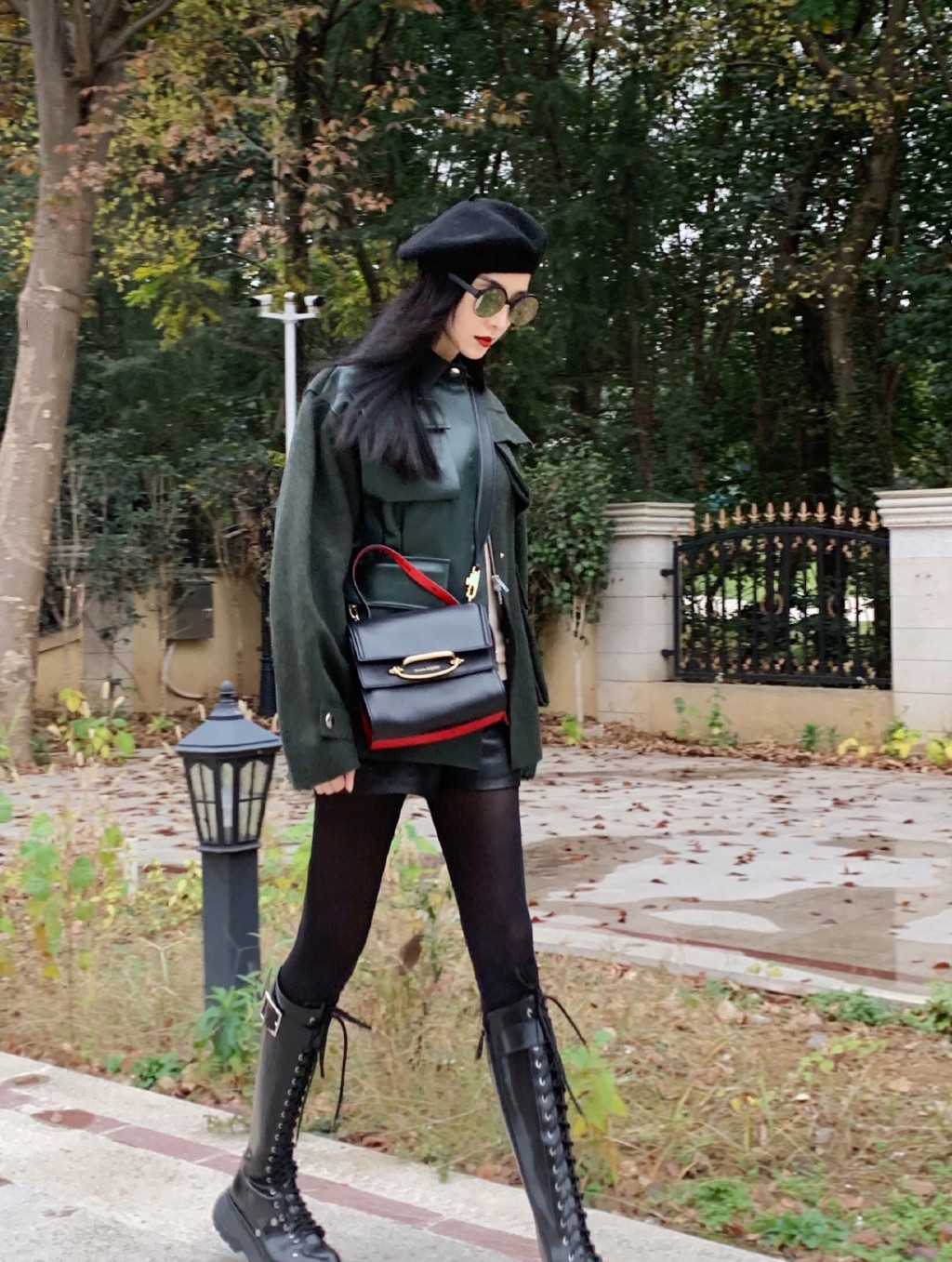 范冰冰又晒私服照,穿夹克黑丝袜配骑士靴,秀美腿却被吐槽p太过