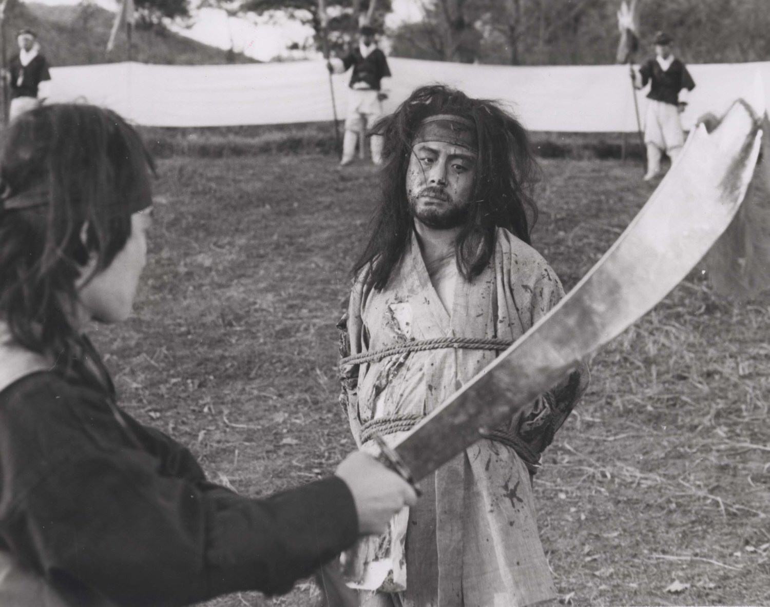 古代被判腰斩之人,为何却要笑着"贿赂"刽子手?原因很简单!