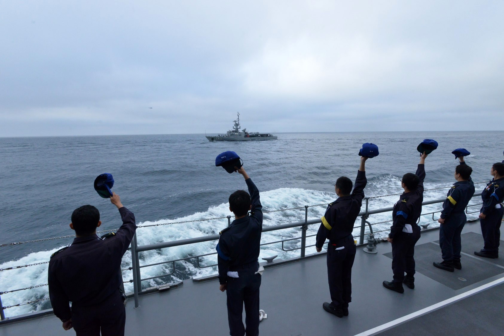 日本海自在南美亲善访问 厄瓜多尔海军小船抢镜