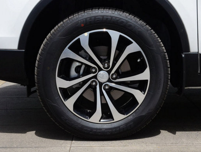 奔腾x80,轮胎的辨识度很高,视觉冲击力极强