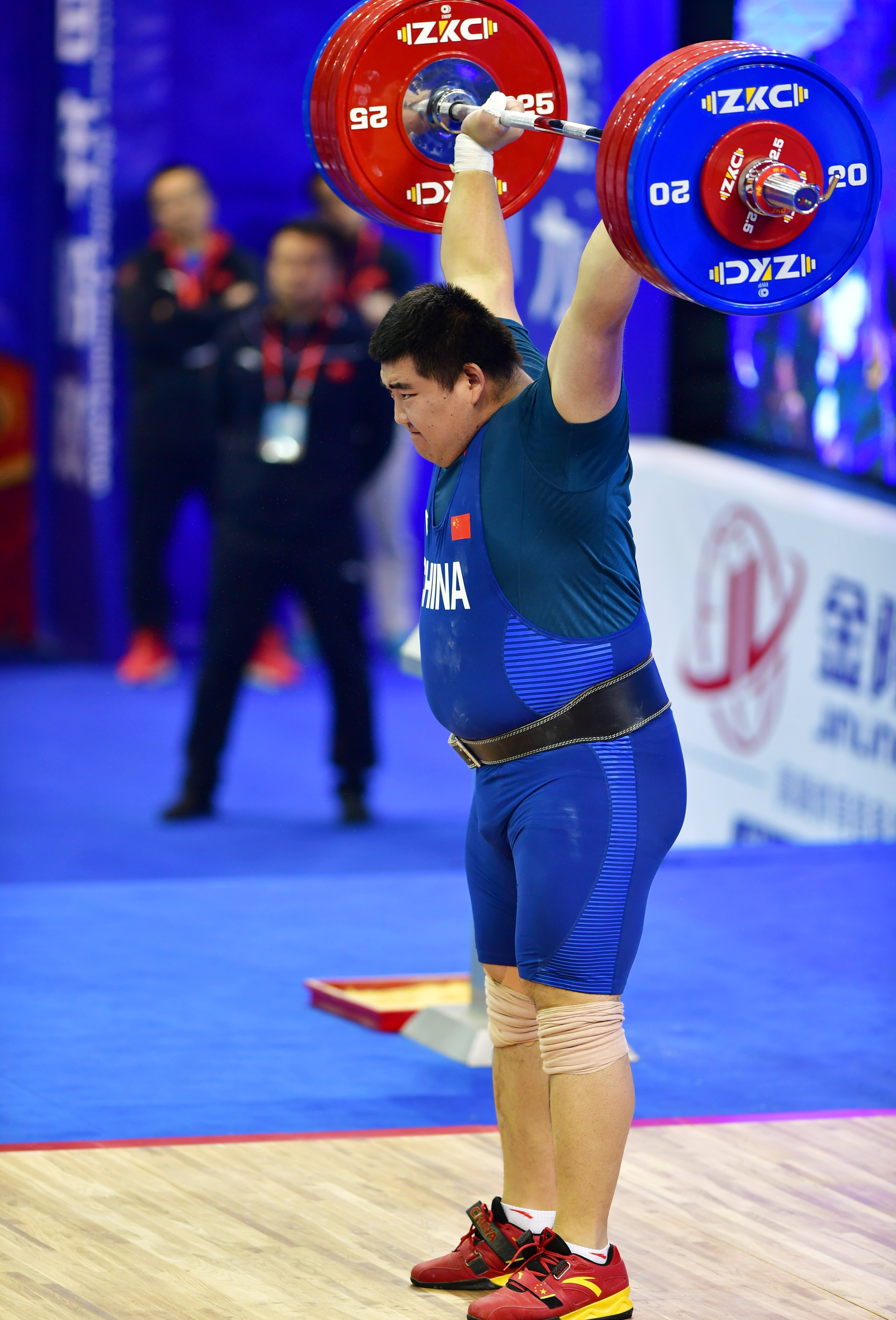 举重丨世界杯赛艾雨南包揽男子109公斤以上级冠军