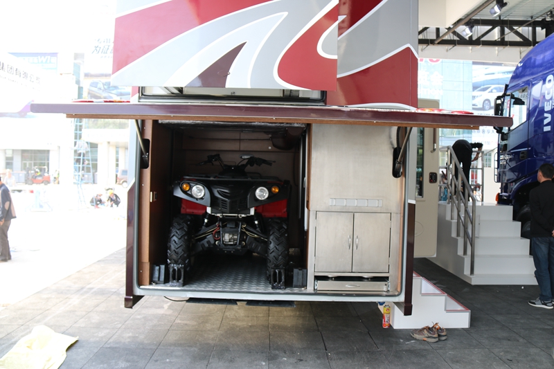 陆上豪华游艇!上汽红岩杰狮房车