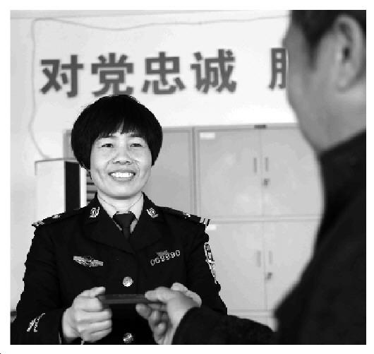 刘华珍:户籍女警获誉"坚守名片"