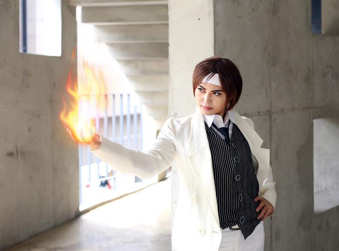 拳皇cos,网友:k,你怎么变白了?是相机的美白加磨皮吗?