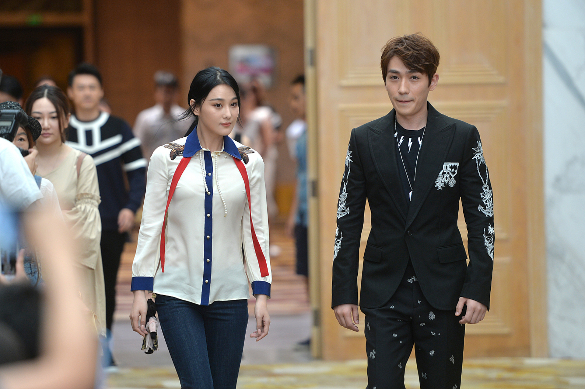 这种风格的朱一龙,你见过吗?张馨予一直都这么漂亮!