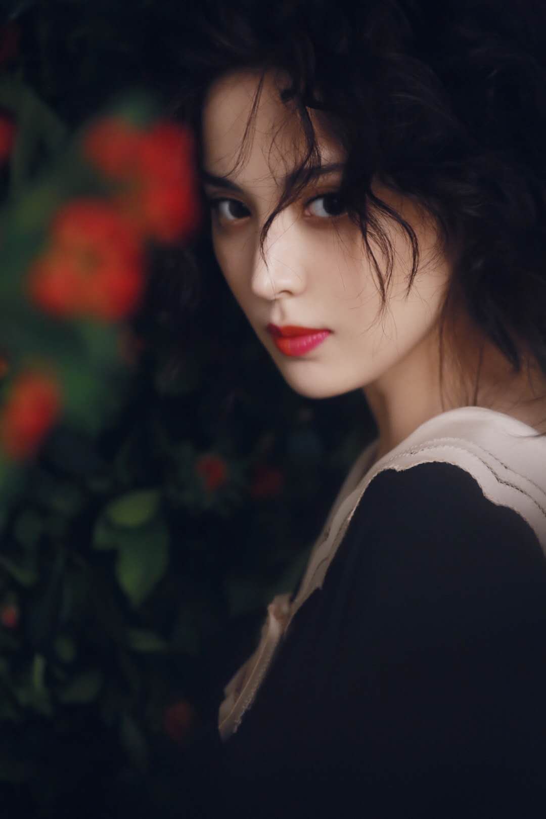 古力娜扎真的是很美的一个新疆女孩子,她的美不是那么的骄傲,她看上去