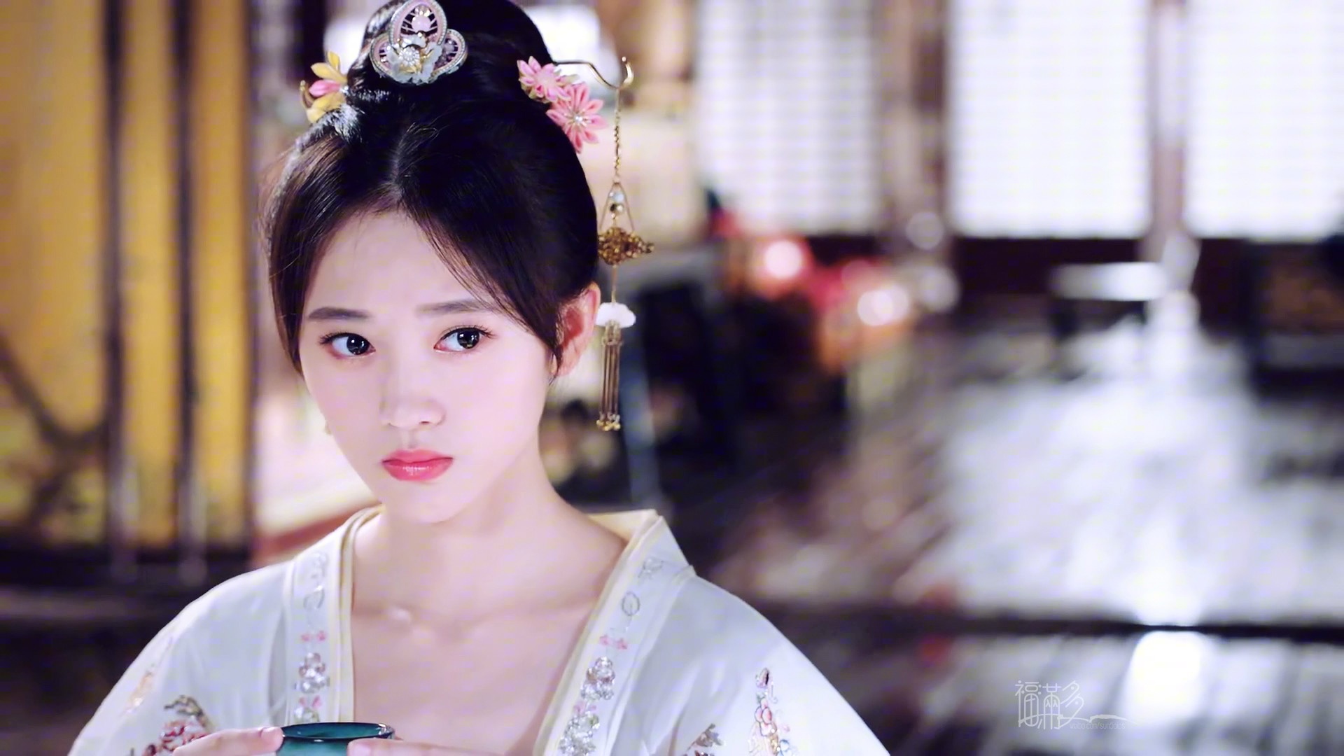 鞠婧祎的外型甜美,她扮演的的古装剧郡主很古典,美的深入人心!