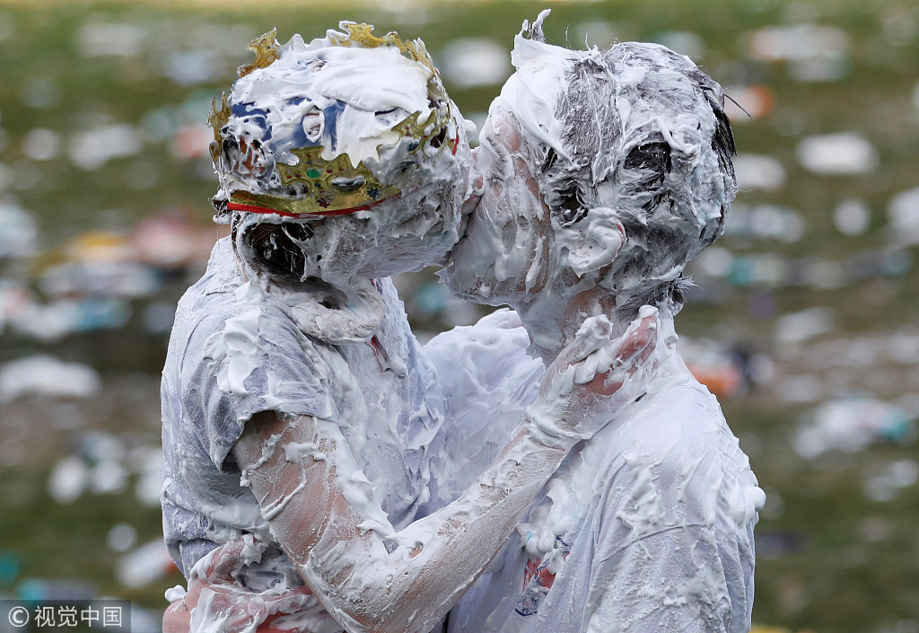 英大学生玩泡沫大战 造型各异满身白沫