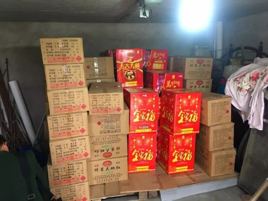 服装店老板在仓库囤22箱烟花 baijiahao.baidu.com