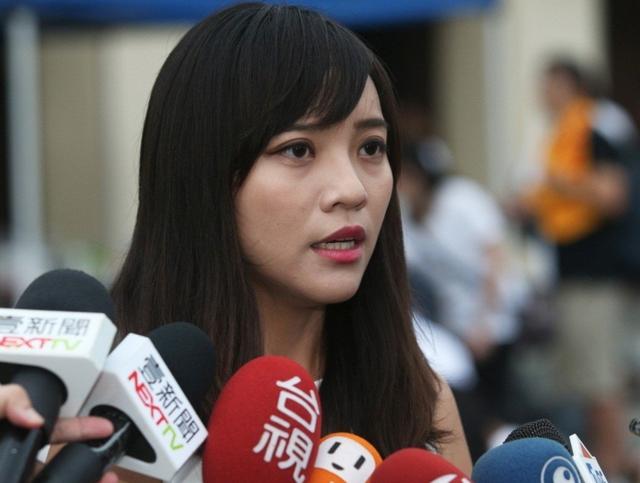 贵圈真乱!深绿女议员黄捷遭劈腿,同性伴侣当街搂抱女小三