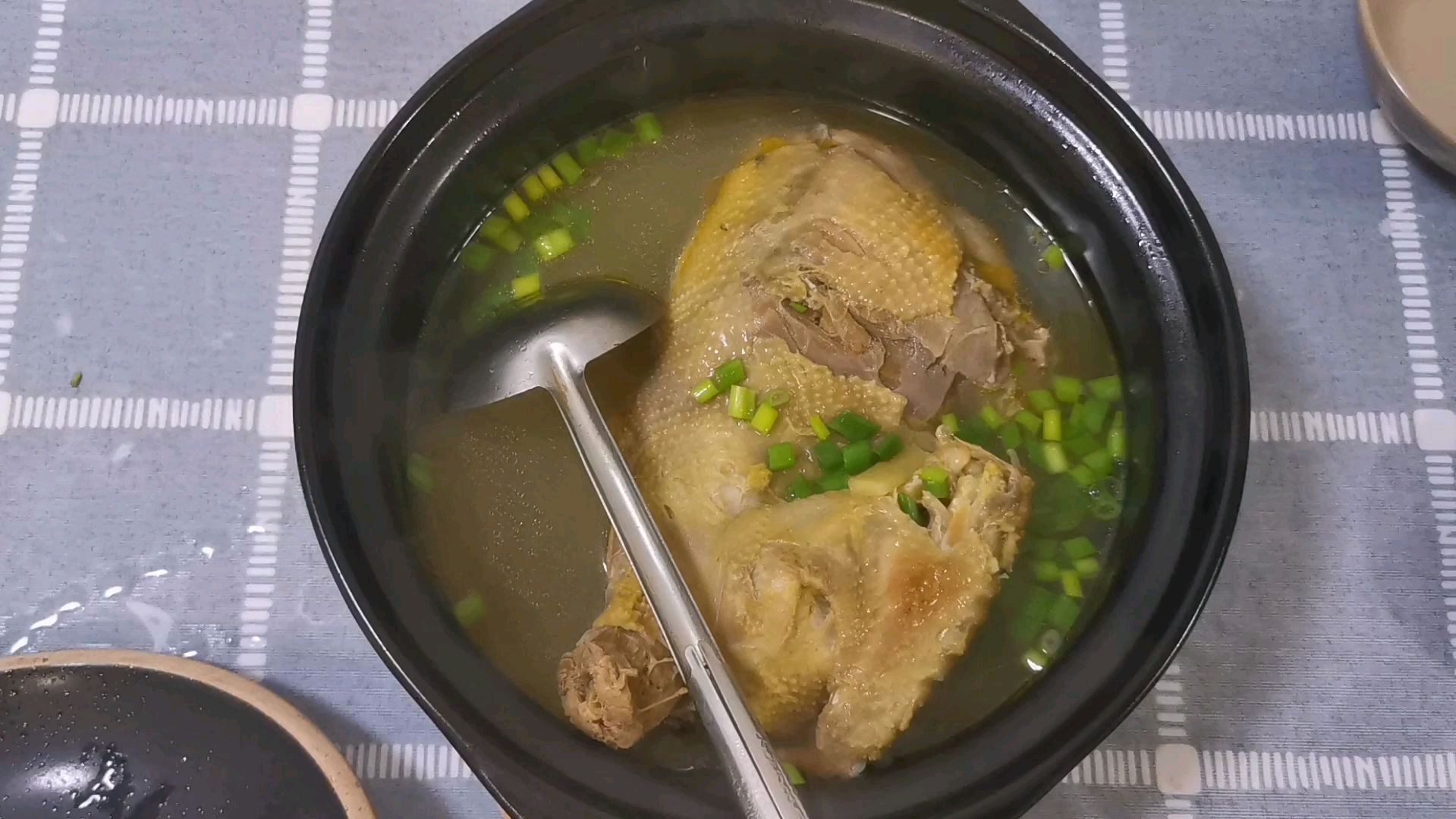 农村土鸡这样炖 清炖土鸡汤 关键两部鸡肉不柴汤汁浓郁 一下喝两碗