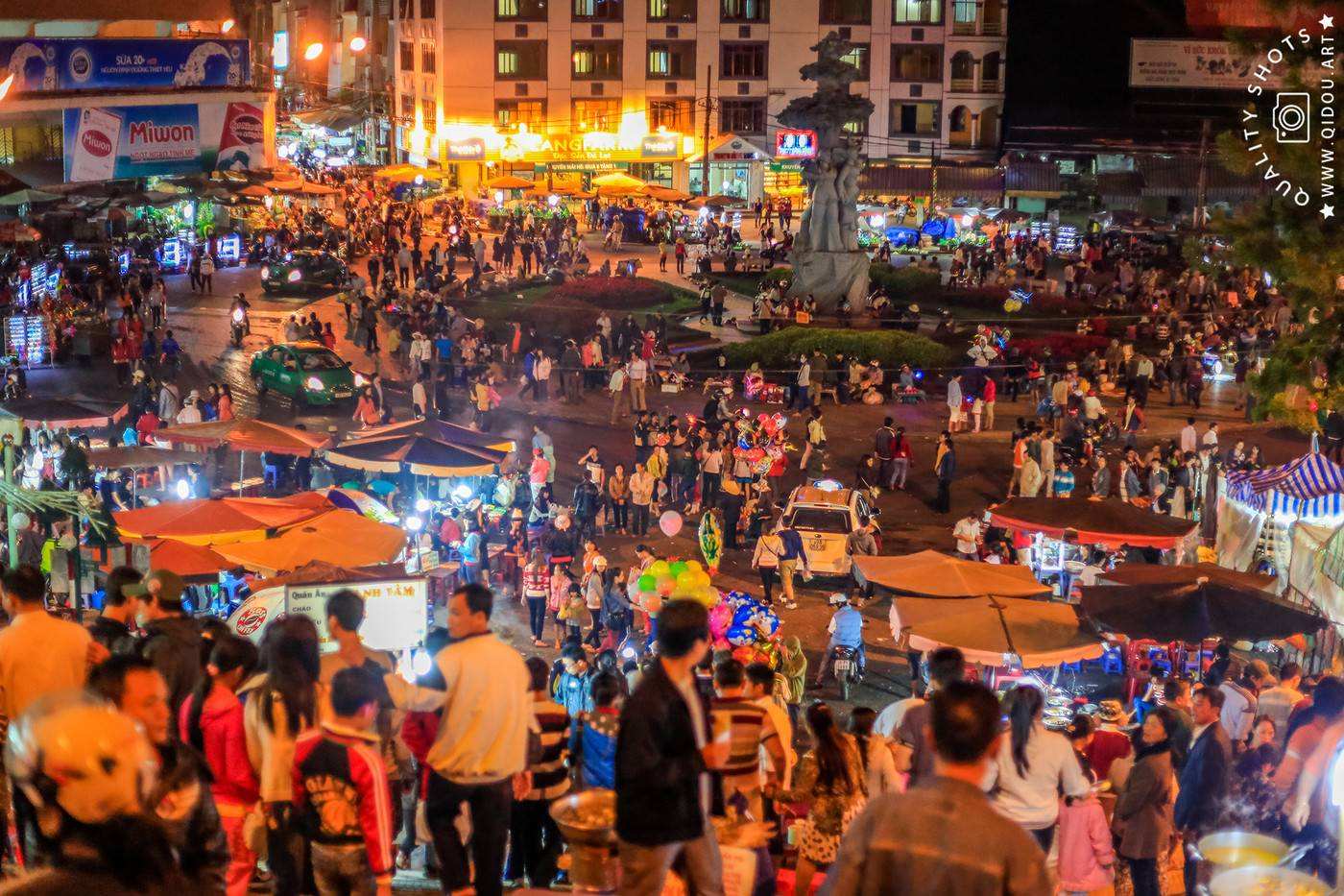 越南服务业最全的夜市,年轻的美女都在这儿,颜值一个比一个高