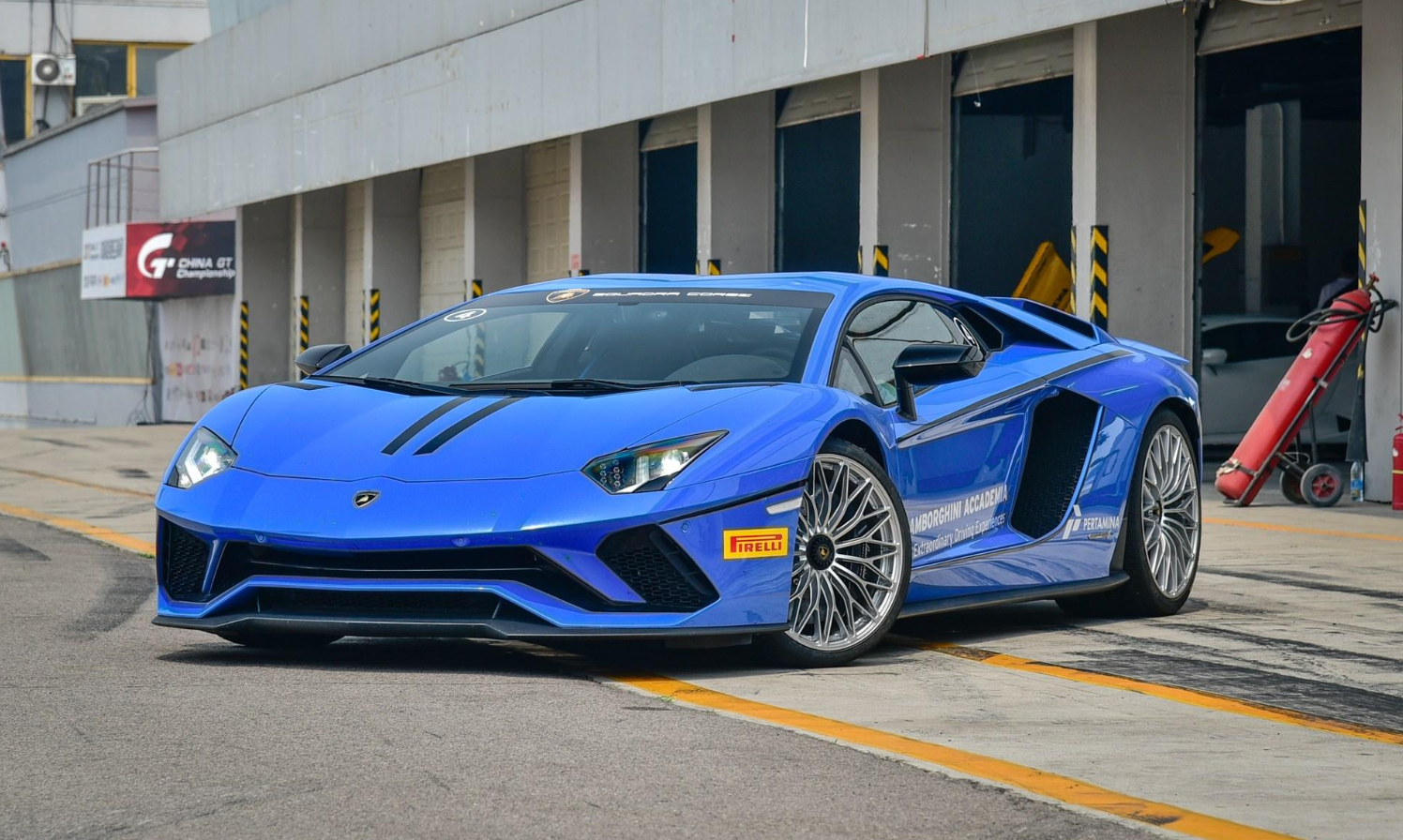 6000万全球仅一辆的兰博基尼,中国土豪定制!全体员工恭候交车
